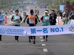记者手记：“人机共跑”，拉近与未来的距离
