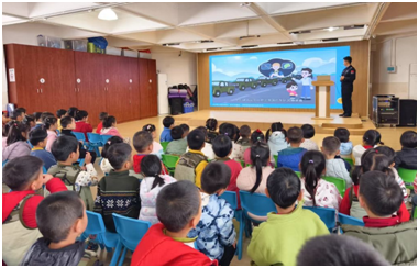 （重稿）国家安全教育走进驻港部队幼儿园  皇岗边检站民警与“军娃”共筑家国安全梦