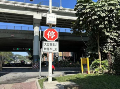 吉华街道“多杆合一”破解城市“视觉污染”
