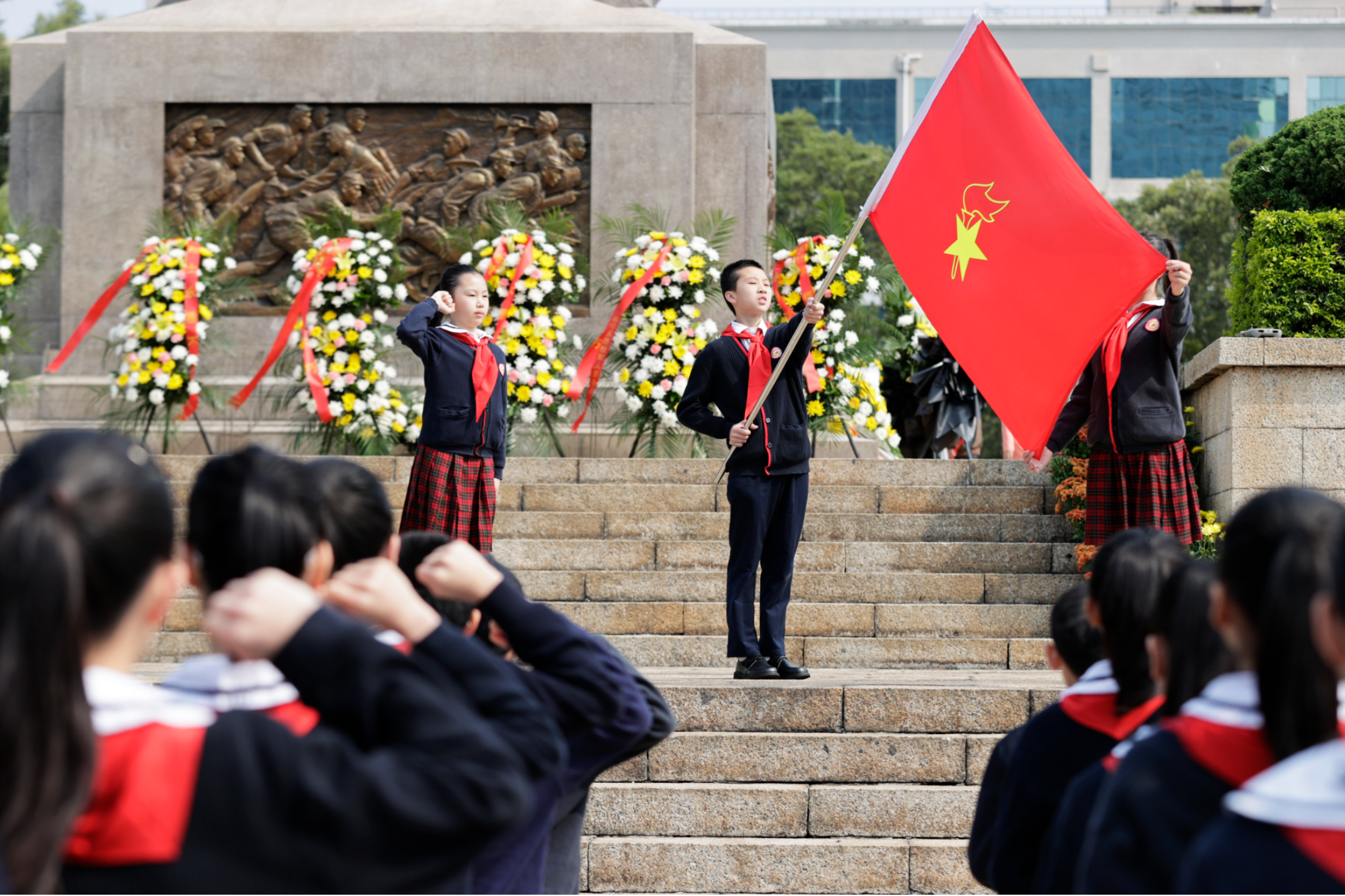 深圳市举行青少年清明祭英烈主题党日团日队日活动