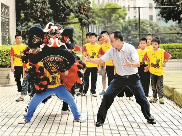 非遗不能老是“摆在展柜里”，要走上舞台、走进荧屏、走向世界！
