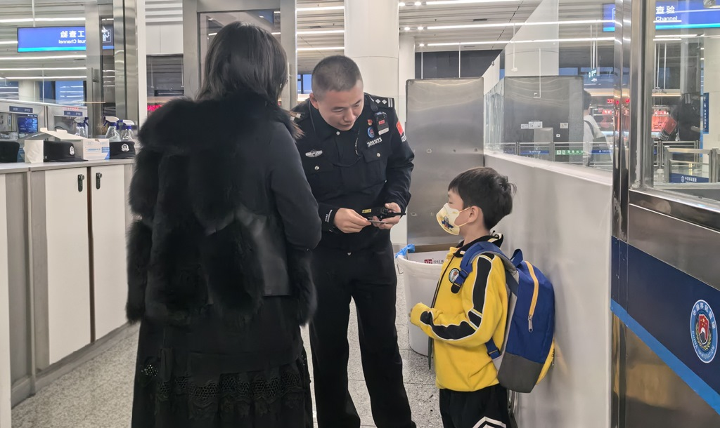过境旅客遇难题 边检民警伸援手