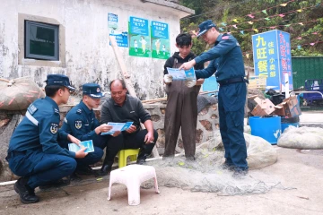 广东海警局直属分局开展伏季休渔期普法宣传活动