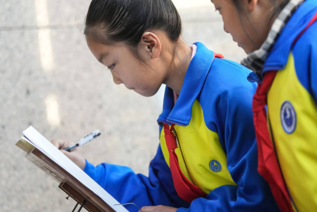 2025年4月1日，锦州市一名小学生在参观辽宁省锦州市辽沈战役纪念馆后，在留言簿上留下感想。