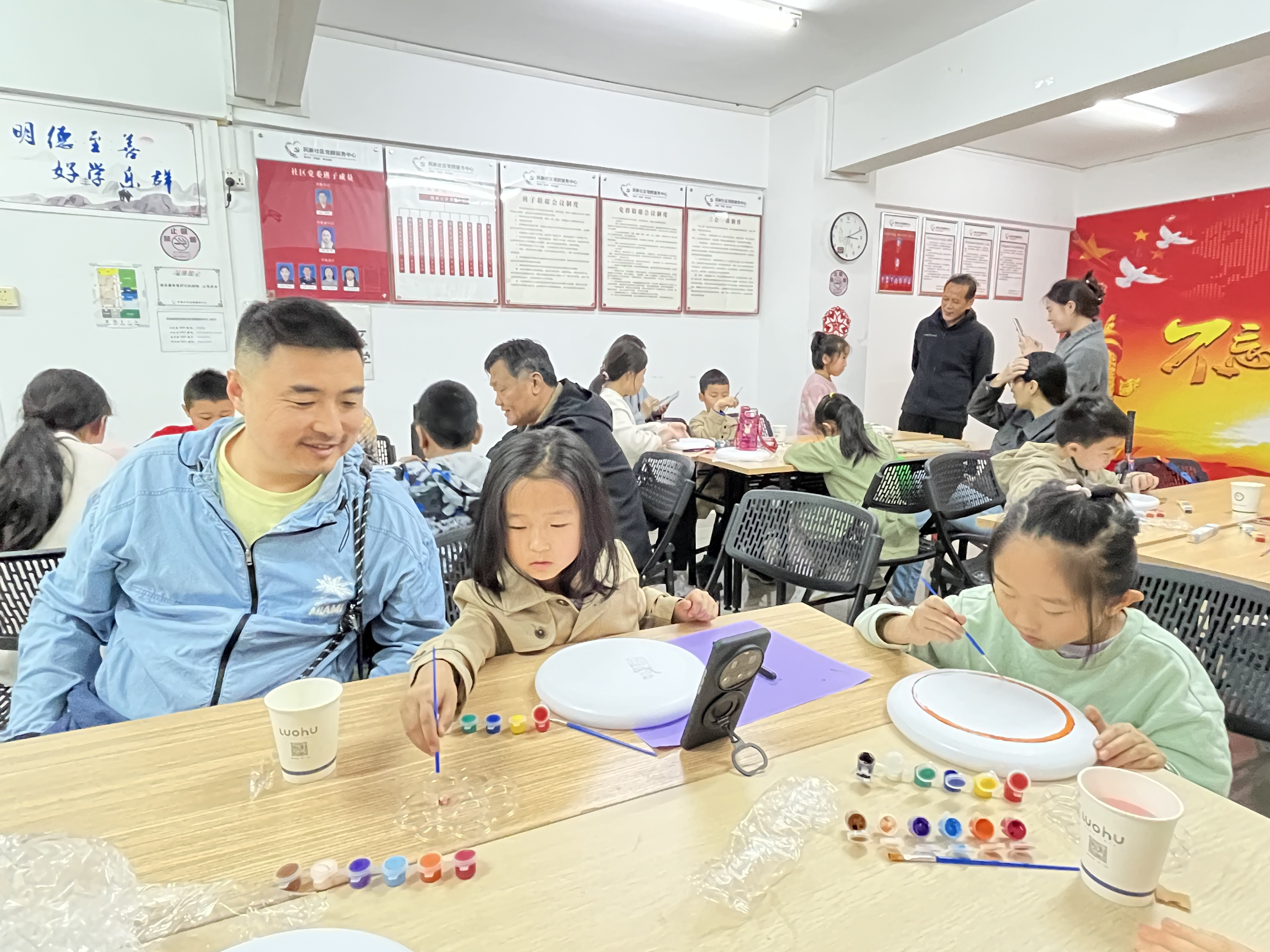 民新社区开展亲子家庭飞盘手工制作活动
