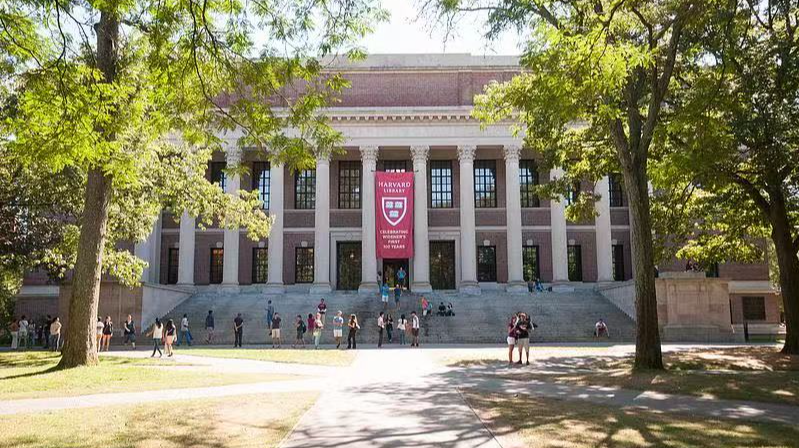 特朗普政府冻结对哈佛大学拨款