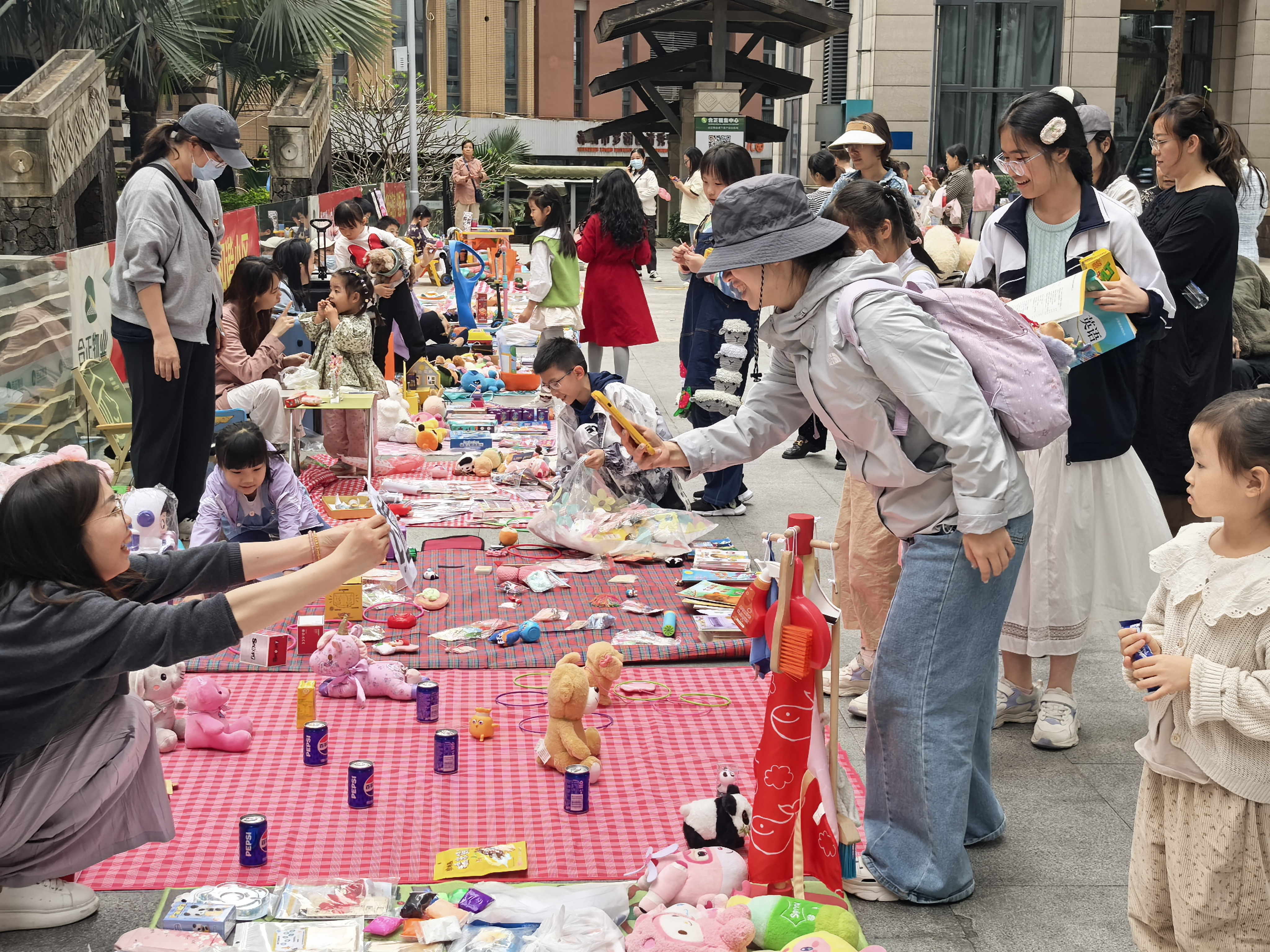 木头龙社区举办“小小创变家”跳蚤集市 共筑环保新时尚