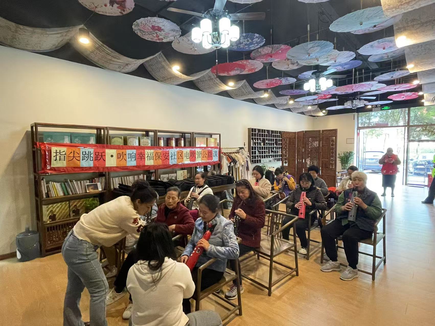 深圳70岁老奶奶“尝新”学乐器   “虽然觉得有点难，但是很喜欢”