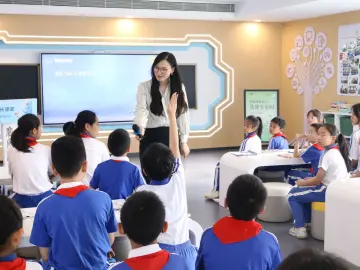 宝安城展馆里校长领读，湾区少年共赴 “阅读之旅”