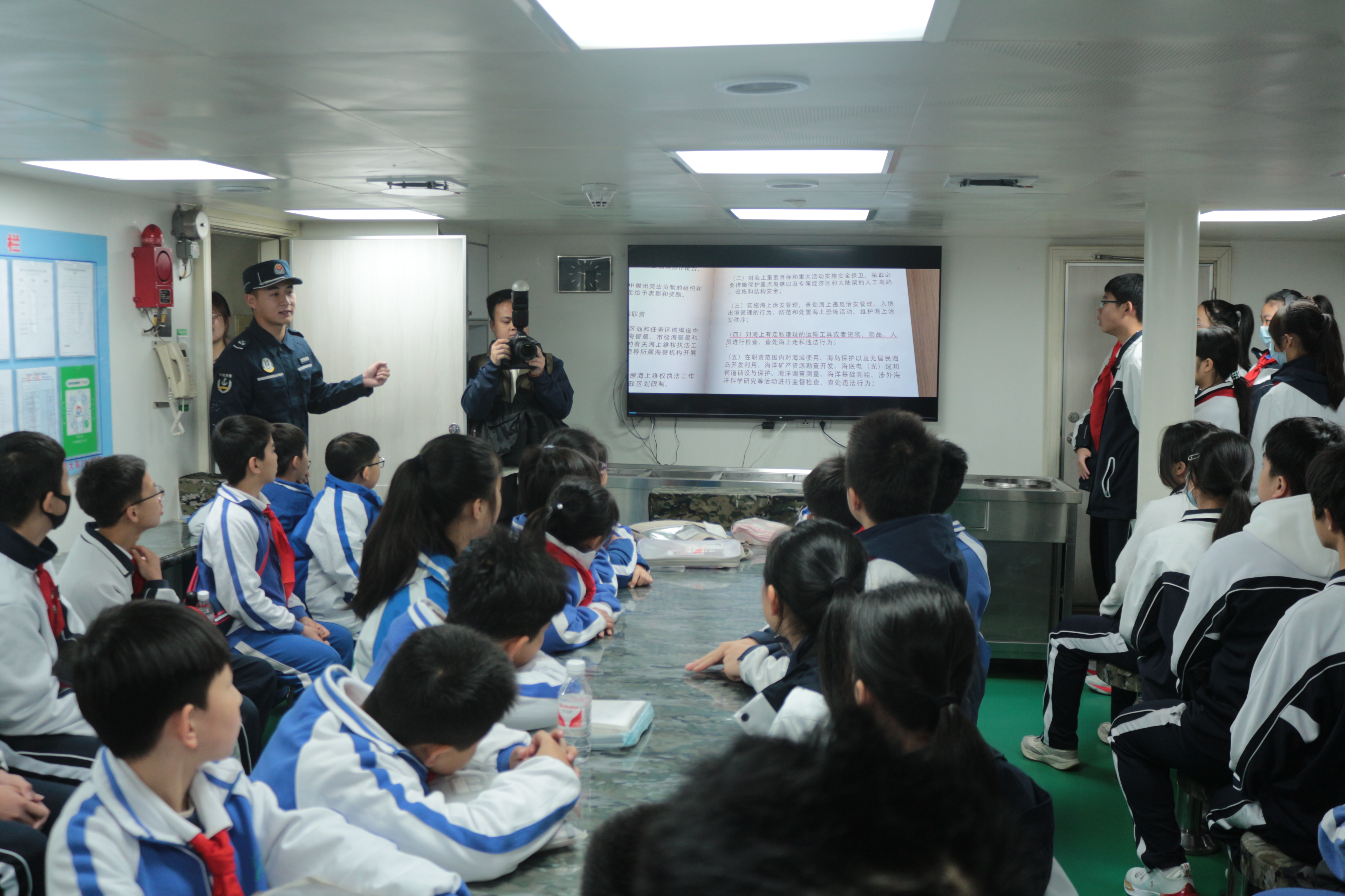 海上忆英烈，鲜花祭哀思，深圳海警局组织青少年开展海祭活动