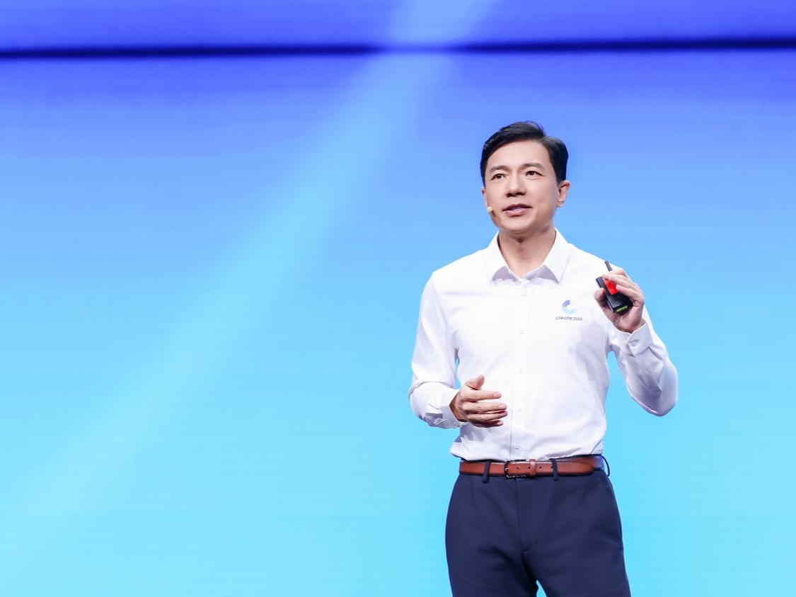 李彦宏：大模型很多，真正统治世界的是应用 | 百度AI开发者大会  