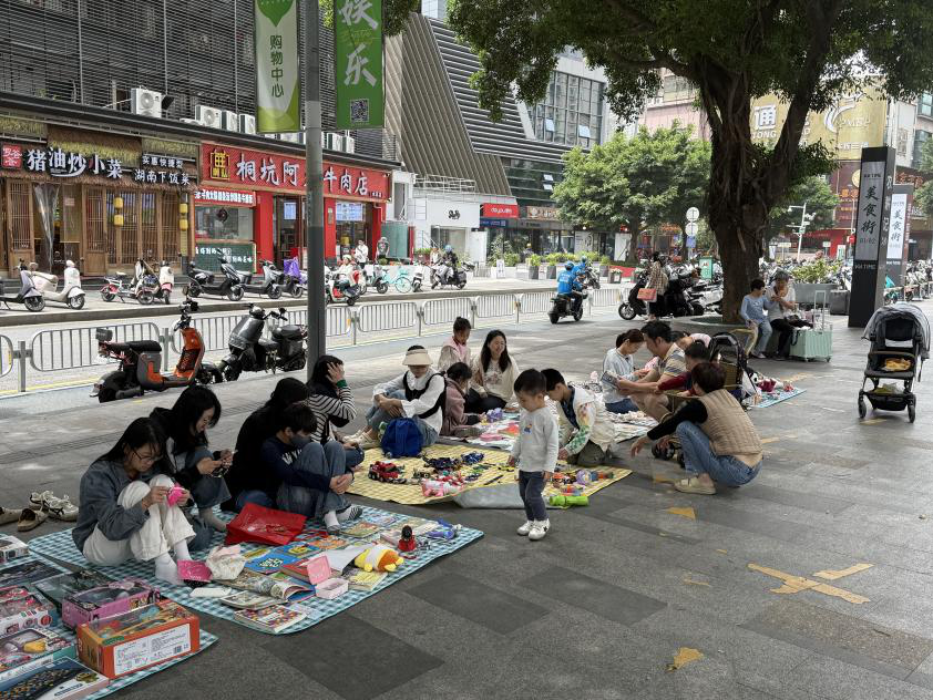 水贝社区开展亲子市集融合反家暴宣传活动