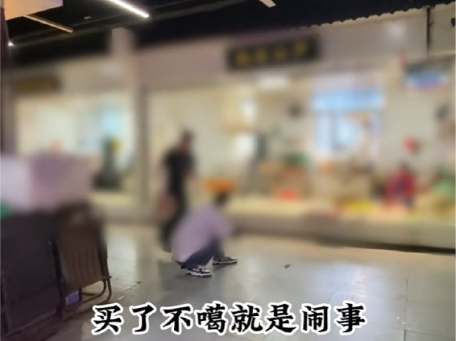 男子买鱼拒杀遭殴打，摊主叫嚣“不杀是闹事”，警方回应