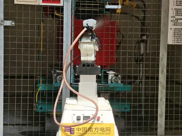 龙华区率先在深圳实现智能机器人对带电配电房清洗