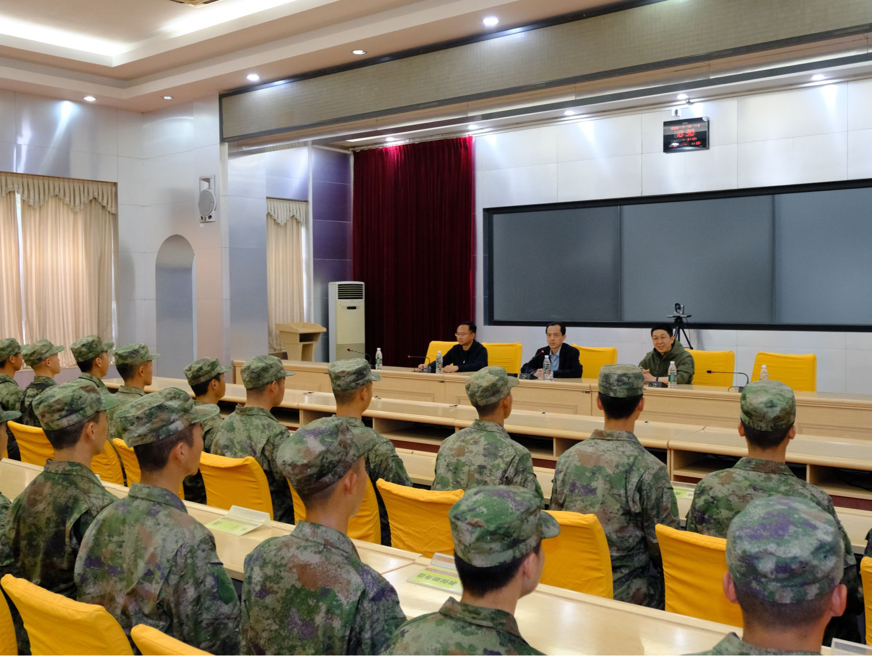 (涉军等见报）（请发国防特报专栏）赴军营跟踪回访暖兵心  助力新兵度过“入营磨合期” 