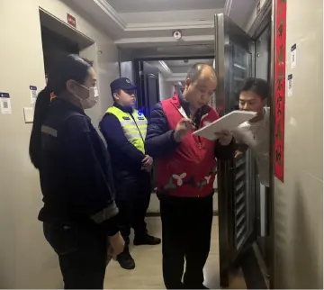 桂园街道：警网楼联动夜间排查保平安