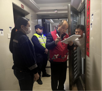 桂园街道：警网楼联动夜间排查保平安