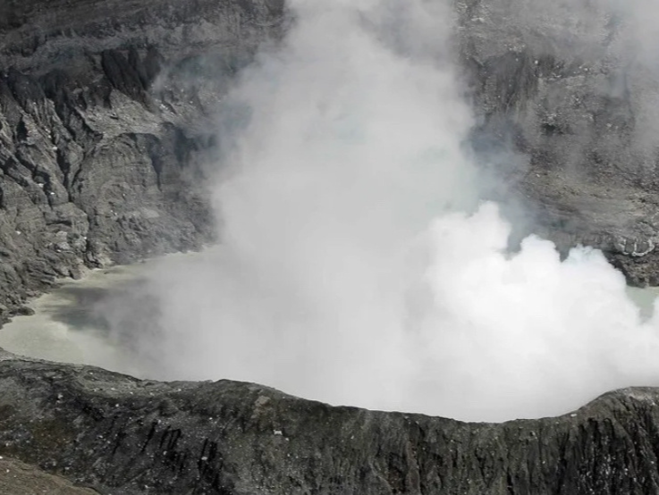 哥斯达黎加波阿斯火山喷发 火山灰高度达1500米