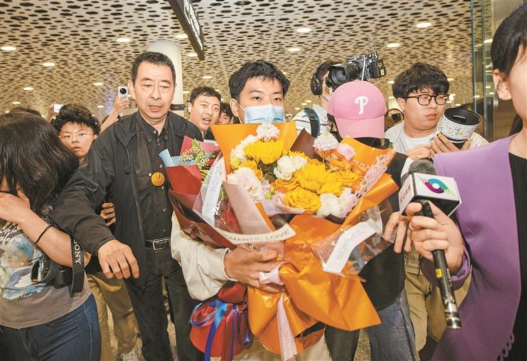 新科斯诺克世锦赛冠军赵心童载誉回深！“下一个目标是拿到大满贯！”