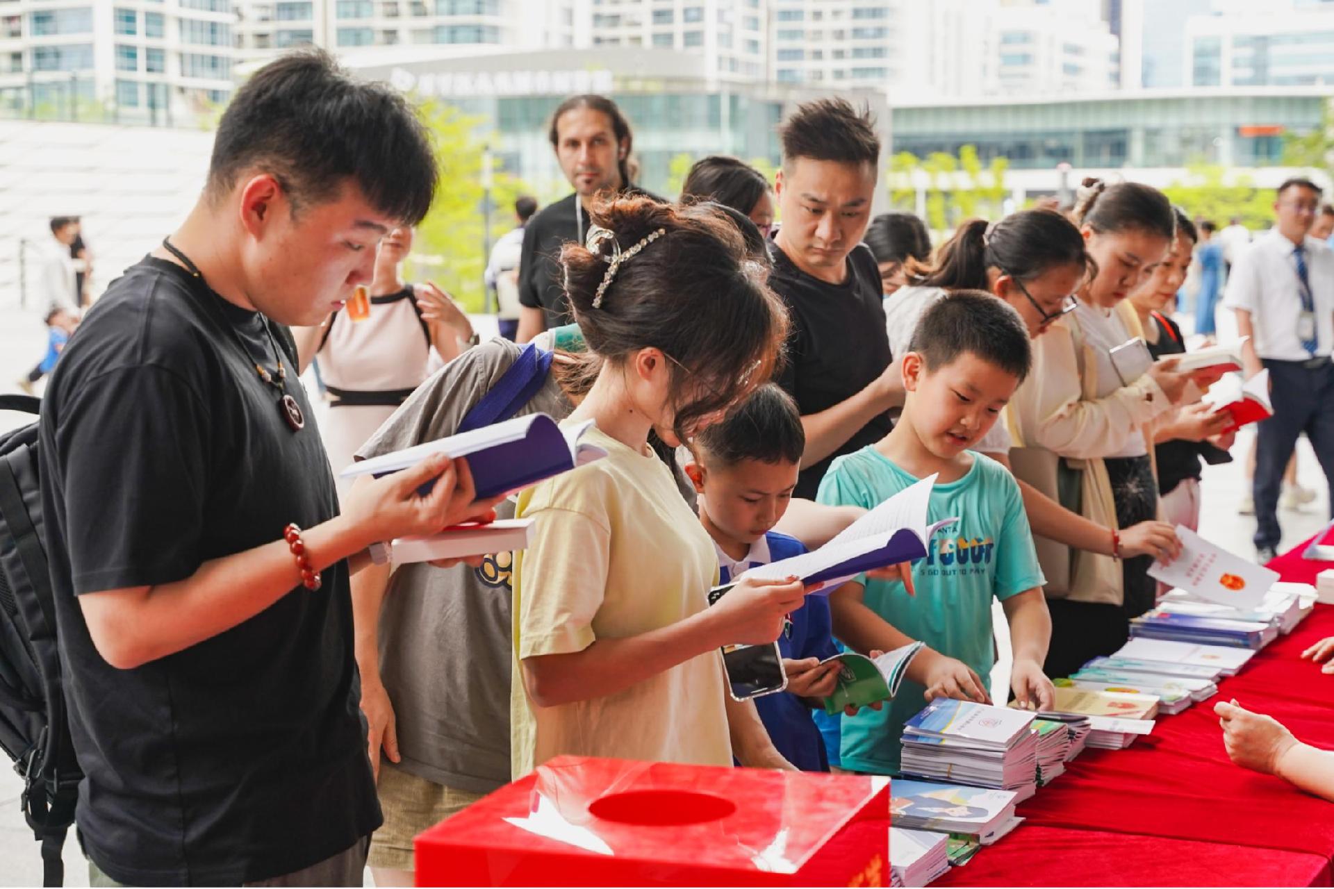 学法新体验！民治街道法治游园会“典”亮图书馆