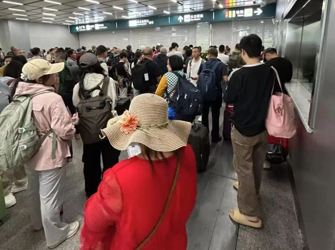 旅客称上海南站员工迟到，多人被困出站口，铁路上海站回应 