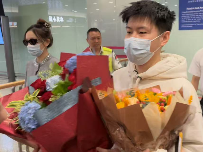 赵心童回家了！在深圳机场被喊爆，笑答“将从零开始”｜现场直击