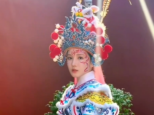 演员陈小纭到揭阳体验英歌舞，造型“出圈”霸榜热搜第一！