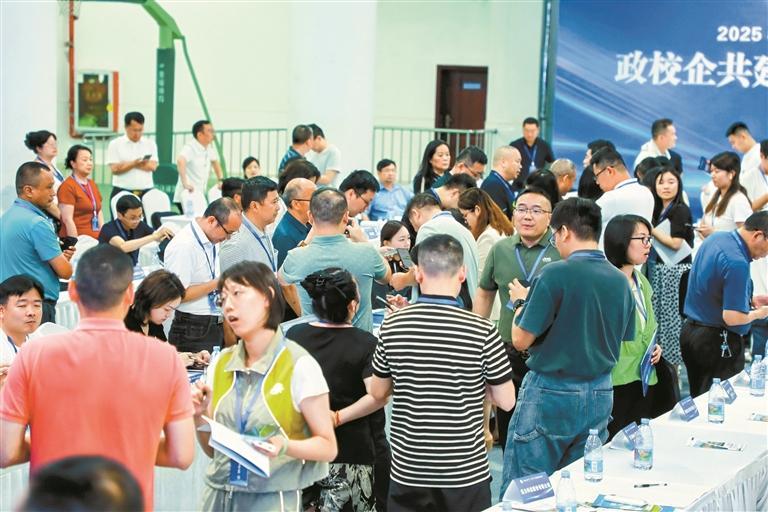 2025年“百校千企·职爱宝安”对接洽谈活动举办