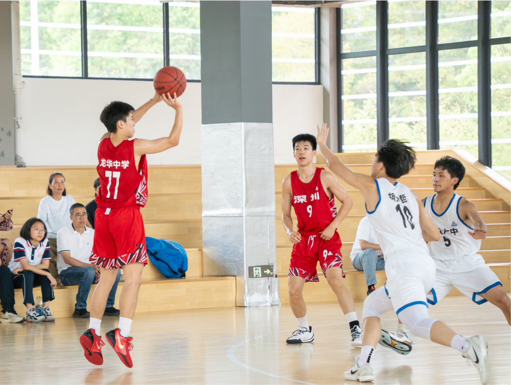 龙华中学男篮队夺得全国冠军