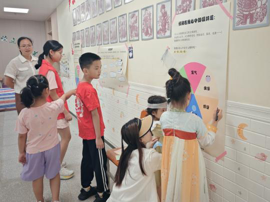 南园街道巴登社区开展“情绪在流动”亲子互动展活动