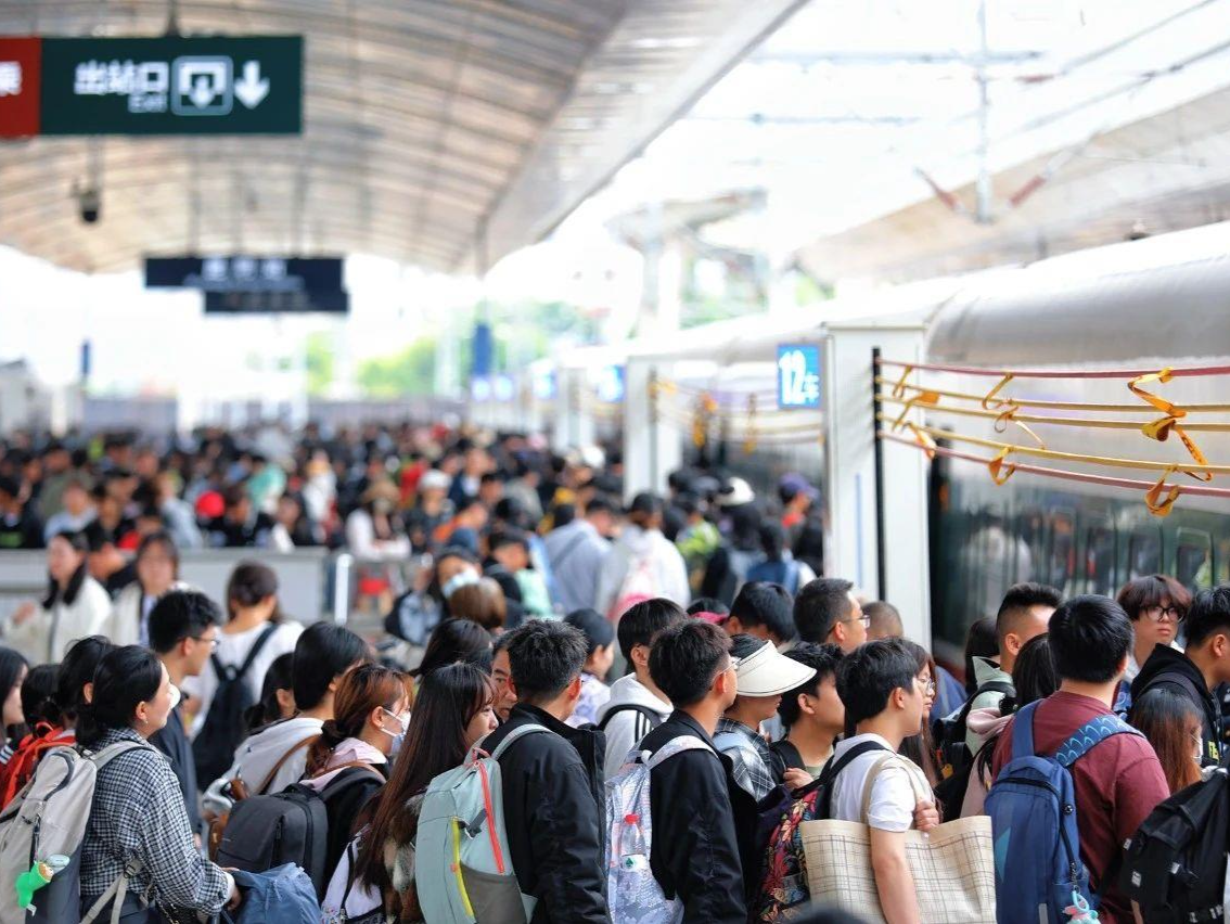 连续3天同比增幅超10%！今日全国铁路预计发送旅客1800万人次 