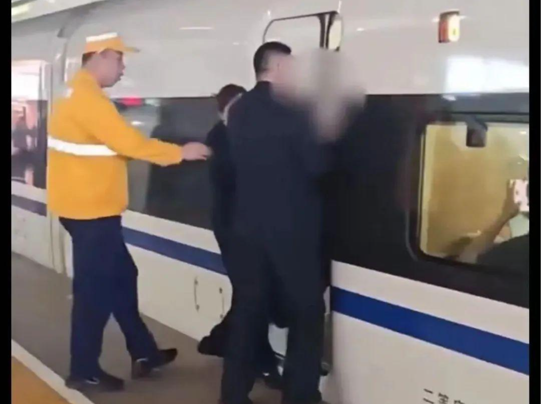 铁路上海站回应“上海虹桥站有旅客扒车门”：系身体不适