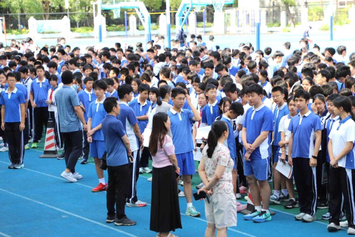防震演练筑防线，高新中学开展地震逃生演练