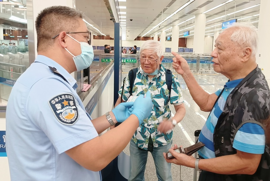 出入境时遇到困难怎么办？边检民警在身边