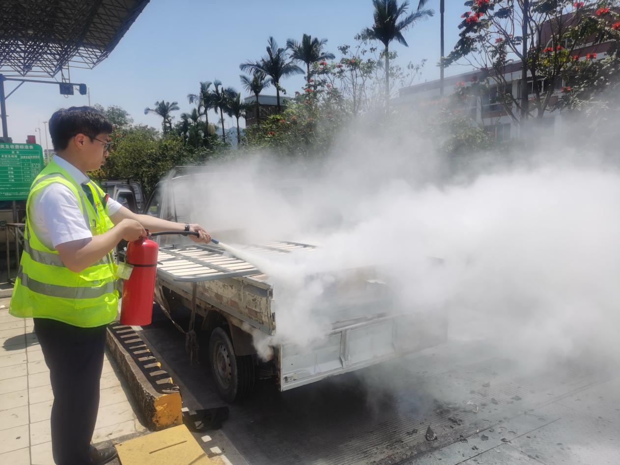 重稿 货车高速路上突发火情，收费站工作人员闪电扑救化险为夷