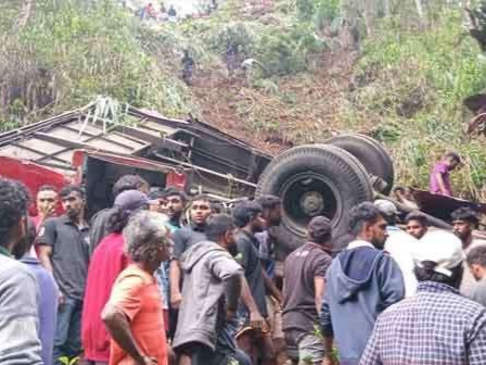 斯里兰卡一客车坠崖 已致11死37伤