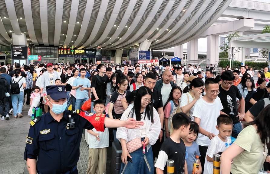 深圳北站枢纽返程客流高峰！深铁集团筑牢安全防线