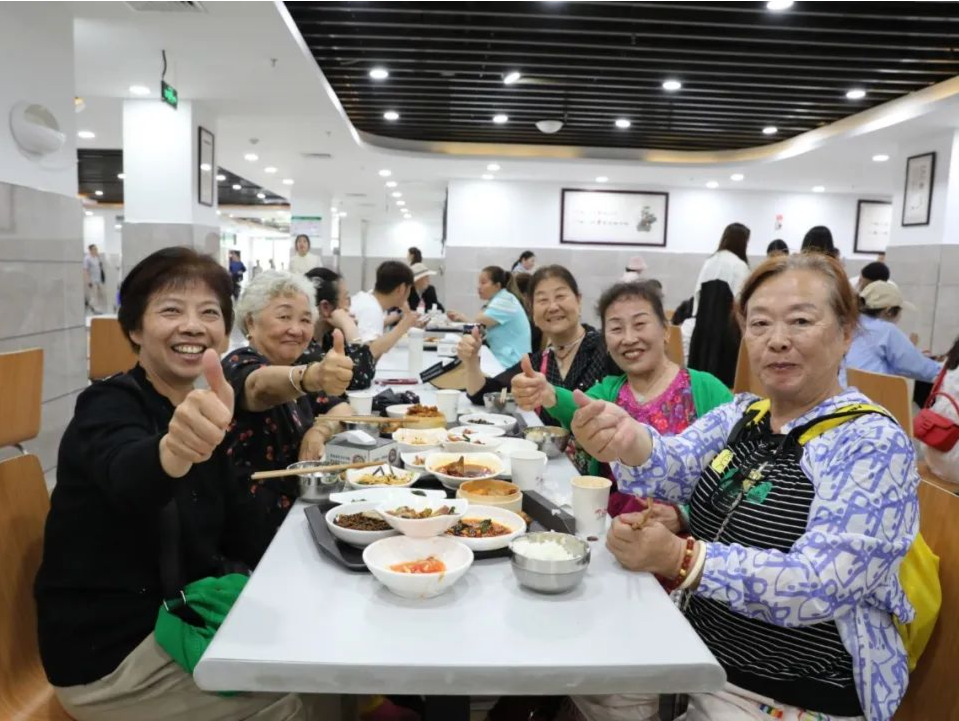 下午茶｜米饭蒸了1000多斤，洗碗机干冒烟！“五一”假期政府食堂意外爆火