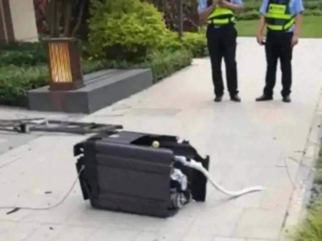 一小区清晨天降洗衣机，现场散落机身碎片和袜子！原因很离谱……