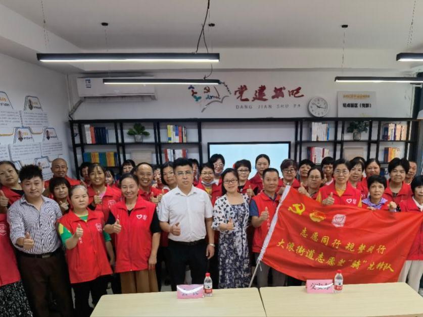 大浪街道整“骑”志愿先锋队助力非机动车停放规范,提升市民绿色出行体验