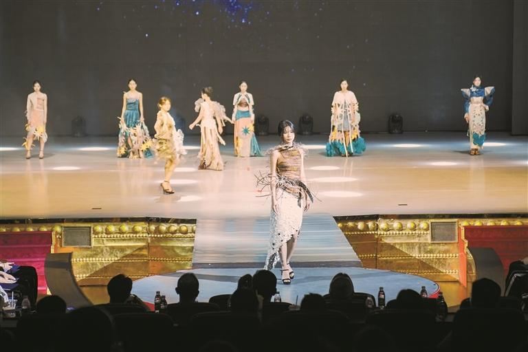 宝安职校举办服装动漫优秀毕业作品展