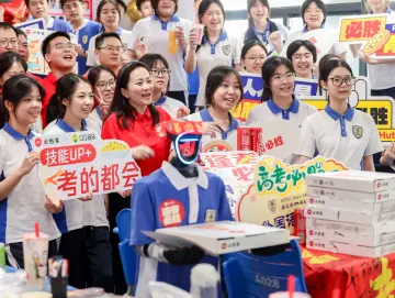机器人穿上深圳校服送比萨，祝福高考学子“逢考必胜”