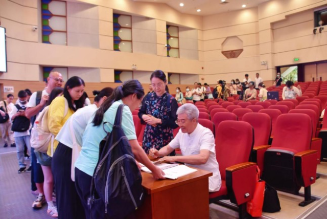 讲座结束后，读者与嘉宾积极互动