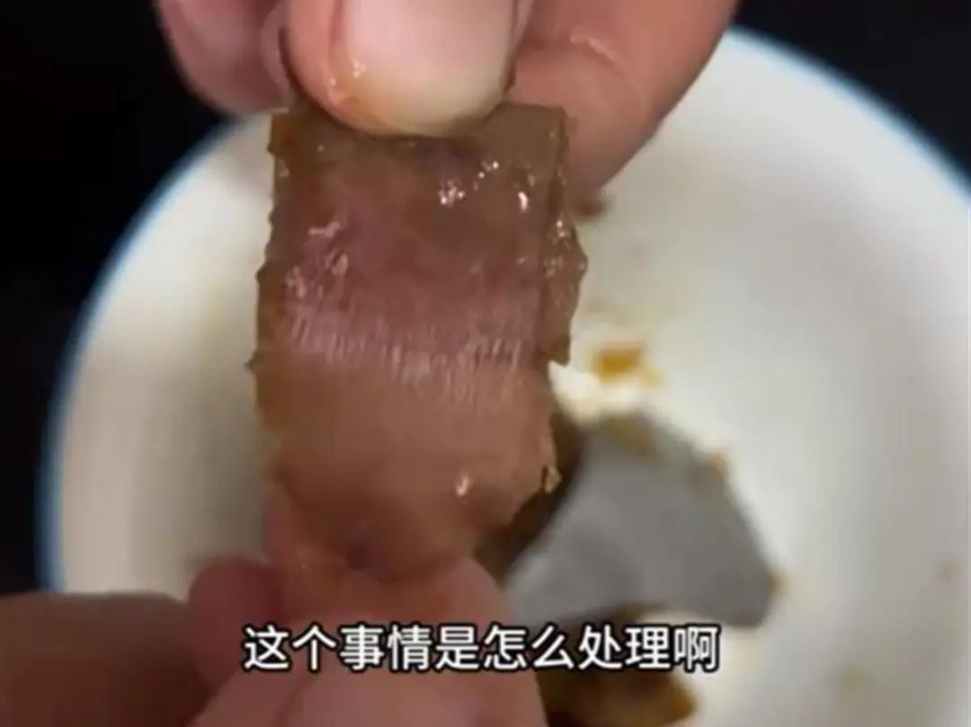 宝妈称宝宝在粽子中吃出带血创可贴，来伊份：已内部排查 
