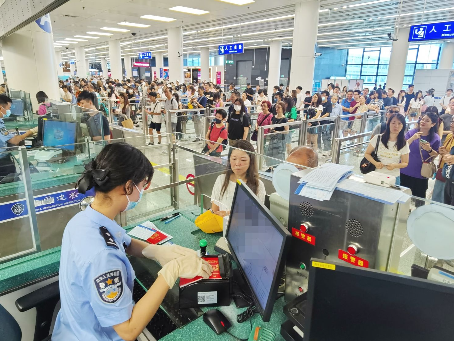 深圳口岸出入境现“北上南下”双高峰  边检高效通关服务护航入境消费热潮