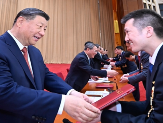 追光的你丨习近平与劳动人民在一起