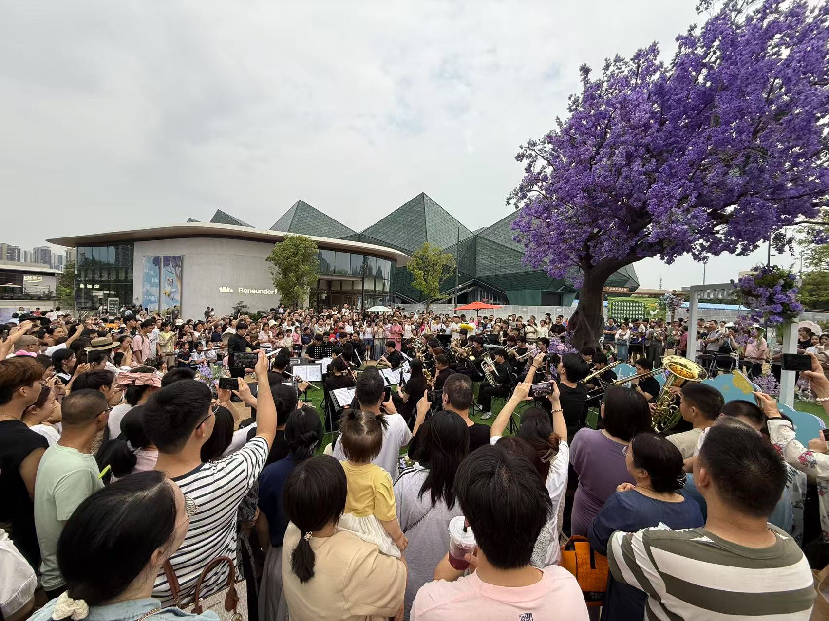 音乐润民心，艺术进万家——龙岗区爱乐交响管乐团走进大运天地开展惠民演出