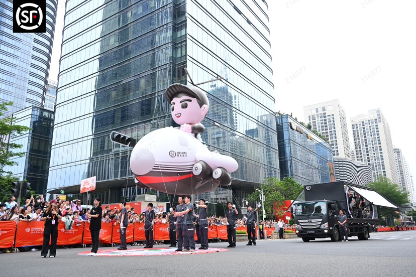 排面拉满！顺丰机甲天团亮相深圳节日大道 科技巡游引爆五一热潮  ​