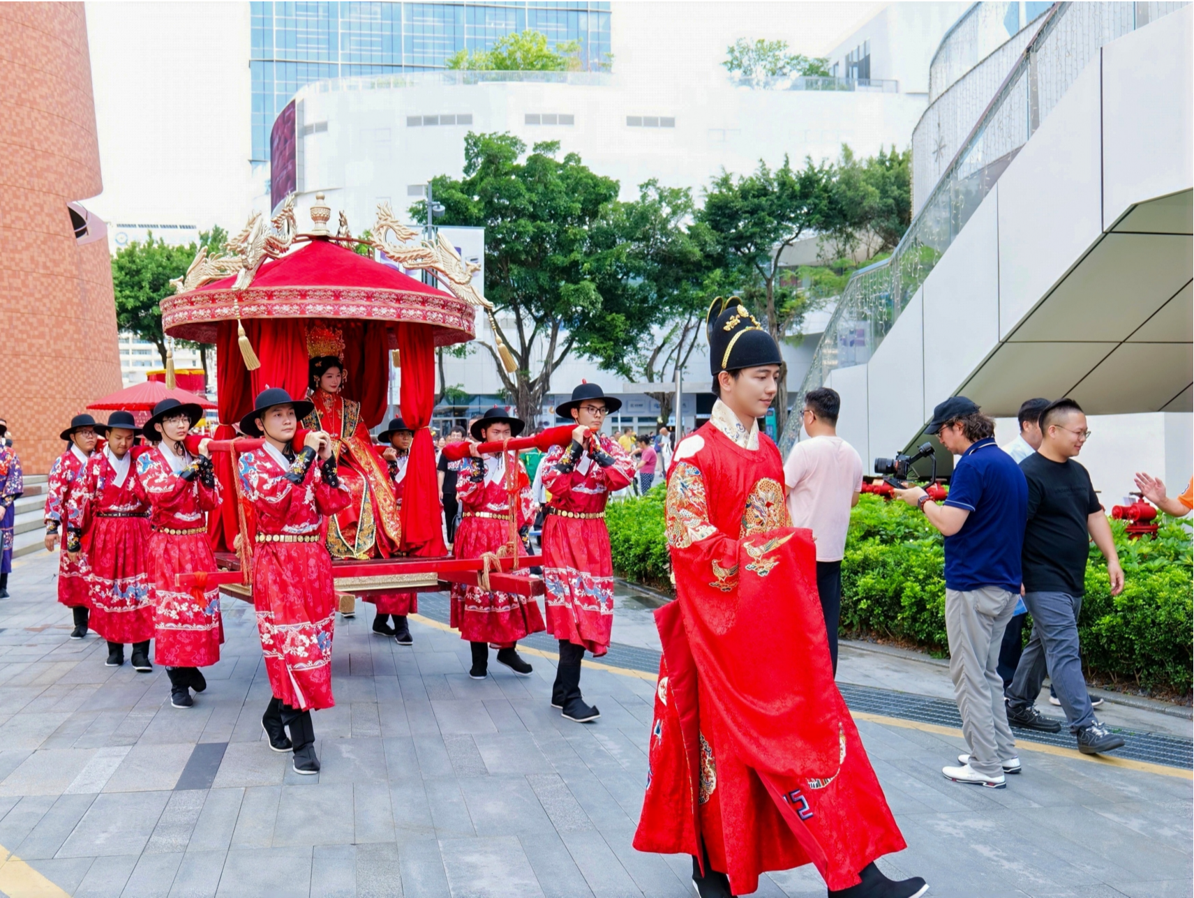 “圳有喜事·锦绣罗湖”中式婚礼巡游举行 打造婚庆消费新场景