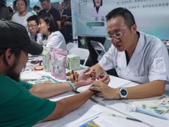 “烟火气”遇上“草药香”：中医药夜市掀起健康养生热